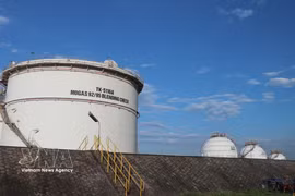 La refinería de Dung Quat opera al 120% de su capacidad, lo que aumenta el suministro al mercado interno. Foto: VNA.