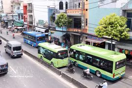 El autobús recoge pasajeros en la carretera nacional 22 (calle Le Quang Dao), cerca de la estación de autobuses de An Suong. Foto: VNA