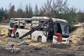 El autobús de pasajeros resultó gravemente dañado tras el accidente. (Foto: VNA)