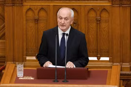 András Baka pronuncia un discurso ante el Parlamento húngaro en Budapest tras ser elegido presidente, el 11 de agosto de 2026. (Foto: Xinhua/VNA)