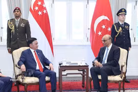 El miembro del Buró Político y permanente del Secretariado del Comité Central del Partido Comunista de Vietnam, Tran Cam Tu, y el presidente de Singapur, Tharman Shanmugaratnam (Fuente: VNA)