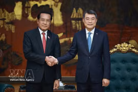 El primer ministro vietnamita, Le Minh Hung, (derecha) durante su reunión en Hanoi con el inspector general del Estado de Laos, Vanhxay Phongsavanh (Fuente: VNA)