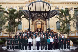 El secretario general del Partido Comunista de Vietnam y presidente de la República, To Lam, posa una foto con los delegados (Fuente: VNA)