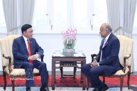El miembro del Buró Político y permanente del Secretariado del Comité Central del Partido Comunista de Vietnam, Tran Cam Tu, y el ministro sénior de Singapur K. Shanmugam (Fuente: VNA)