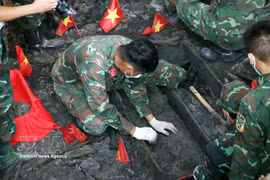 La búsqueda de los restos de los soldados caídos se lleva a cabo con cautela, meticulosidad y de acuerdo con las normas de la Región Militar 7, garantizando que no se pase por alto ningún resto. (Foto: VNA)