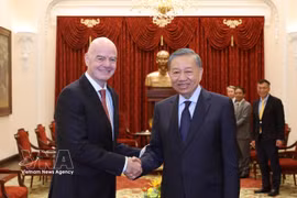 El secretario general del Partido Comunista de Vietnam y presidente del país, To Lam, recibe hoy en Hanoi al presidente de la FIFA, Gianni Infantino (Fuente: VNA)