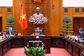 El primer ministro de Vietnam, Pham Minh Chinh, preside una reunión con los Ministerios de Defensa y de Seguridad Pública sobre la reestructuración del aparato de las dos carteras (Fuente: VNA)