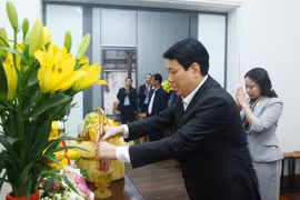 El presidente Luong Cuong y la vicepresidenta Vo Thi Anh Xuan ofrecen incienso en conmemoración del difunto secretario general del Partido Comunista, Nguyen Phu Trong (Fuente: VNA)