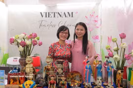 Un rincón de los stands de la Embajada de Vietnam y de las empresas participantes en el evento. Foto: VNA