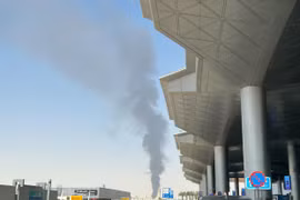 Se observa humo elevándose cerca del Aeropuerto Internacional Rey Khalid en Riad, Arabia Saudita, el 19 de septiembre de 2026. Foto: Xinhua/VNA