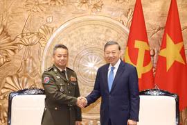El secretario general del Partido Comunista de Vietnam y presidente de la República, To Lam, y Tea Seiha, miembro del Comité Permanente del Partido Popular de Camboya, vicepremier y ministro de Defensa de ese país (Foto: VNA)