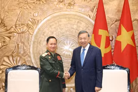 El secretario general del PCV y presidente de la República, To Lam, y el general Khamlieng Outhakaisone, miembro del Buró Político del Partido Popular Revolucionario de Laos (PPRL), vicepremier y ministro de Defensa de ese país (Foto: VNA)