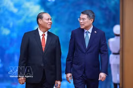 El primer ministro de Vietnam, Le Minh Hung y Vilay Lakhamphong, miembro del Buró Político y miembro permanente del Secretariado del Comité Central del Partido Popular Revolucionario de Laos (Fuente: VNA)