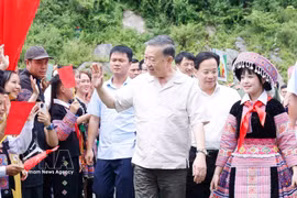 El secretario general del Partido Comunista de Vietnam y presidente del país, To Lam, junto con una delegación, asiste a la celebración del Día de todo el pueblo para la protección de la seguridad nacional en la aldea de Long Luong (Fuente: VNA)
