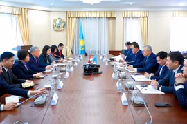 En el encuentro entre el viceprimer ministro permanente de Vietnam, Nguyen Hoa Binh, y el viceprimer ministro y ministro de Economía Nacional de Kazajistán, Serik Zhumangarin (Fuente: VNA)