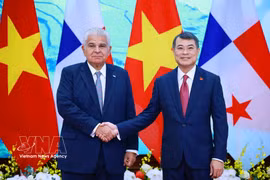 El presidente panameño, José Raúl Mulino, y el primer ministro vietnamita, Le Minh Hung (Fuente: VNA)