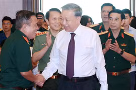 El secretario general del Partido Comunista de Vietnam , To Lam (centro) sostiene reunión con los héroes de guerra, generales y oficiales destacados que asistieron a la Campaña Ho Chi Minh (Fuente: VNA)