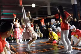 Uno de los momentos más destacados del evento fue la competencia de danza del bambú vietnamita (Fuente: VNA)