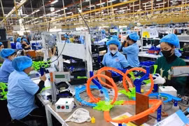 Fabricación de juguetes para exportación en la empresa Bilion Max Vietnam en la ciudad de Hue. (Foto: VNA)