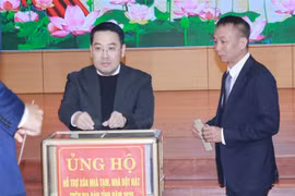 El presidente del Comité Popular de Yen Bai, Nguyen Tuan Anh, apoya la eliminación de las viviendas temporales y deterioradas en la provincia (Fuente: VNA)
