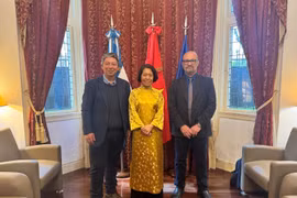 La embajadora Ngo Minh Nguyet (centro) y representantes del Partido Comunista de Uruguay y del Partido Comunista de Argentina. (Foto: VNA)