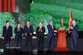 El secretario general del Partido Comunista y presidente de Vietnam, To Lam, entrega al Comité del Partido, al gobierno y al pueblo de la provincia de Thai Nguyen una estatua del Presidente Ho Chi Minh. (Foto: VNA)