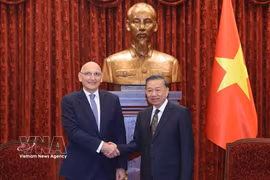 El secretario general del Partido Comunista y presidente de Vietnam, To Lam, recibió hoy en Hanoi a Elchin Amirbayov, enviado especial del presidente de Azerbaiyán, Ilkham Aliyev (Foto: VNA)