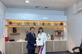 El embajador de Vietnam en Brasil, concurrente en Perú, Bui Van Nghi y la ministra de Comercio Exterior y Turismo de Perú, Desilú León Chempén (Fuente: Embajada de Vietnam en Brasil)