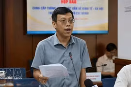Nguyen Hoang Anh, subdirector de la División de Política General del Departamento de Finanzas municipal, interviene en la rueda de prensa. (Foto: VNA)