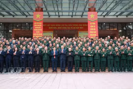 El secretario general del Partido Comunista de Vietnam, To Lam, sostiene un encuentro con generales y oficiales de alto rango del Ejército Popular ya jubilados (Fuente: VNA)