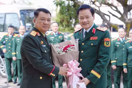 El jefe del Departamento de Educación Política del Ejército Popular de Vietnam (EPV), teniente general Nguyen Van Duc su similar del Ejército Popular de Laos, el mayor general Keosouvanh Phangphilavong (Fuente: VNA)