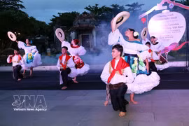 El grupo de danza colombiano se presentó en el espectáculo. (Foto: VNA)