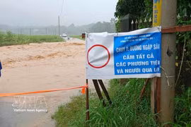 Un tramo de carretera profundamente inundado en la región montañosa de la provincia de Thanh Hoa. Foto: VNA