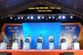 Los delegados realizan la ceremonia de apertura de la Feria Comercial de la Región Norte de 2026. Foto: VNA