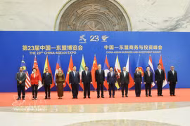 El viceprimer ministro permanente Pham Gia Tuc (quinto desde la izquierda) y los jefes de delegación de los países de la ASEAN y China posan para una foto grupal. Foto: VNA