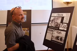 Los invitados disfrutan fotografías de la exposición fotográfica "Solidaridad y apoyo del pueblo italiano a Vietnam" (Foto:VNA)
