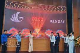 Los delegados realizan la ceremonia de pulsar el botón para lanzar el Programa "Identidad" en 2026. Foto: VNA