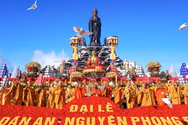 Gran ceremonia de oración por la paz nacional en Monte Ba Den