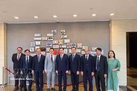 En la reunión entre la delegación vietnamita y Desmond Choo, Ministro de Estado de Defensa de Singapur (PAP), y el Sr. Lee Hong Chuang, miembro del Parlamento de Singapur. Foto: VNA.