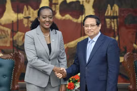El primer ministro Pham Minh Chinh recibe aquí a Soipan Tuya, secretaria del Gabinete de Defensa de Kenia (Fuente: VNA)