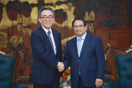 El primer ministro vietnamita, Pham Minh Chinh (derecha) y el ministro surcoreano de Relaciones Exteriores, Cho Tae-yul (Fuente: VNA)
