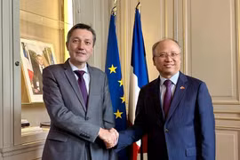 El embajador Dinh Toan Thang (derecha) y Bertrand Gaume, prefecto de la región de Hauts-de-France. (Foto: VNA)