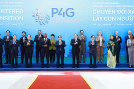 El primer ministro Pham Minh Chinh (centro) posa una foto con los jefes de delegaciones que asisten a la sesión inaugural de la Cumbre P4G en Hanoi (VNA)