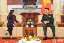 El viceministro de Defensa de Vietnam, coronel general Nguyen Van Gau, recibe a la embajadora de Estados Unidos en Hanoi, Jennifer Wicks (Fuente: baoqdnd.vn)