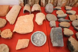 Más de dos mil 300 piezas de moldes de bronce para tambores fueron recolectadas durante una reciente excavación en la antigua ciudadela de Luy Lau, en la provincia norteña vietnamita de Bac Ninh (Fuente: VNA)