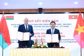 El ministro de Industria y Comercio de Vietnam, Nguyen Hong Dien (derecha) y el vicepremier de Belarús, Anatoly Sivak (Fuente: VNA)