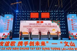 En la ceremonia de apertura del Festival de los Pueblos Fronterizos y del Año de Intercambio Humanístico Vietnam-China 2025 (Foto: thoidai.com.vn)