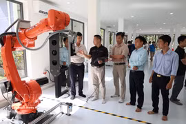 Pruebas de robots industriales en el Centro de Formación, Investigación y Desarrollo de Robótica Industrial y Aplicaciones de Inteligencia Artificial (Universidad Tecnológica de Da Nang - Universidad de Da Nang). Foto: VNA