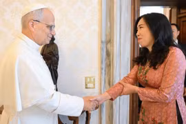 La viceministra de Asuntos Exteriores de Vietnam, Le Thi Thu Hang, y Monseñor Miroslaw Wachowski (Fuente: Cancillería vietnamita)