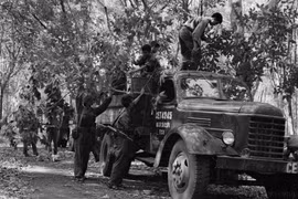 Los soldados camuflaron sus vehículos antes de avanzar hacia Saigón en la Campaña Ho Chi Minh (Foto: VNA)